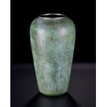 Vase conique à épaulement galbé en dinanderie à patine verte par Christofle	 circa 1930	 h. 34 cm