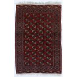 Tapis Boukhara	 Turkménistan	 2ème tiers du XXe s.	 à 4 rangées de güls sur fond rouge	 159x241 cm