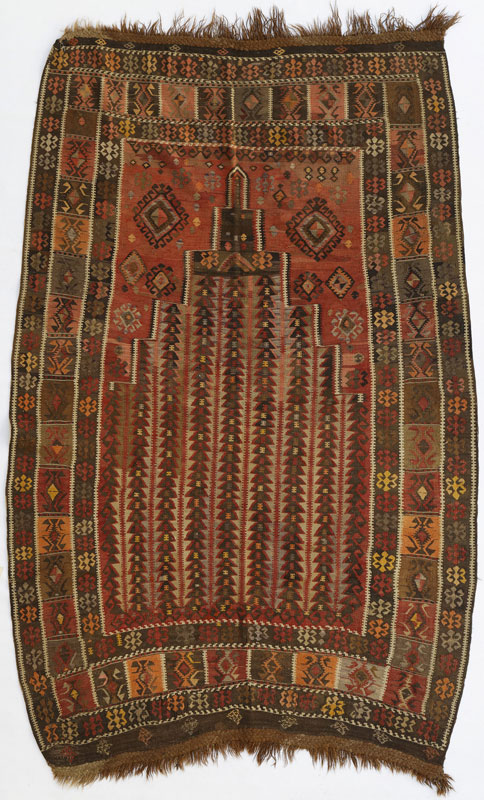 Kilim Kurde	 Anatolie	 début du XXe s.	 à décor d'un mihrab orné de triangles superposés sur fond