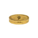 Boîte ovale en vermeil guilloché	 XXe s	 le couvercle orné du monogramme du roi Farouk (1920-1965)