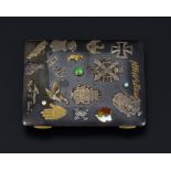 Etui en bronze à canon émaillé et orné de pierres	 début XXe s.	 de forme rectangulaire appliqué