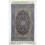 Tapis Ispahan en laine et soie	 Iran	 3ème quart du XXe s.	&nbsp	à petit médaillon central rose et