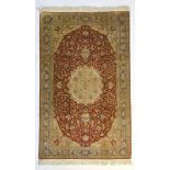 Tapis Istamboul en soie	 Anatolie	 3ème quart du XXe s.	 à médaillon central beige sur fond rouge