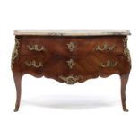 Commode de style Louis XV	 XXe s.	 en placage de bois de rose	 façade galbée ouvrant par deux