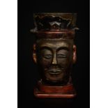 Tête de dignitaire en bronze	 Chine	 dynastie Ming	 coiffé d'un bonnet plat	 reliquats de laque