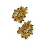 Cazzaniga	 paire de clips d'oreilles à décor de feuilles 2 ors 750 sertie de diamants taille 8/8