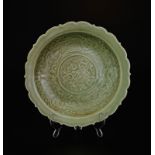 Plat en grès porcelaineux à glaçure céladon	 Chine	 Longquan	 Dynastie Ming	 bord en accolades	&nbsp