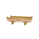 Porte-stylo en marbre rose aux rebords cannelés en or 750 à décor de croisillons sertis de