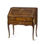 Bureau de pente d'époque Louis XV	 en placage de bois de violette à décor marqueté de rinceaux