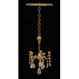 Lustre de style Louis XV	 XXe s.	 en vermeil à cinq bras de lumière ciselés de rinceaux végétaux