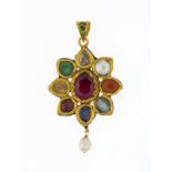 Pendentif indien en "or fourré" serti d'émeraudes	 perles	 diamant et gemmes de couleur	 long. 4 cm