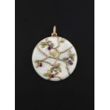 Pendentif médaillon en or	 émail	 diamants et rubis	 Karl Fabergé	 1899-1908	&nbsp	de forme ronde