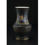 Vase pansu à col cintré en porcelaine	 circa 1800	 le corps émaillé noir à frise de grecques dorée