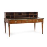 Bureau plat d'époque Louis XVI	 en placage de bois de rose et bois de violette ouvrant par trois