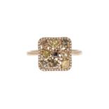 Bague en or rose 750 sertie de diamants blancs	 jaunes et bruns	 doigt 53-13