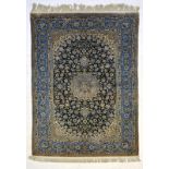 Tapis Ispahan en soie	 Iran	 milieu du XXe s.	 à médaillon central bleu ciel sur fond bleu marine