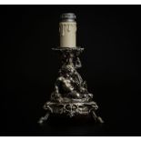 Piétement en métal &nbsp	argenté Christofle monté en lampe XIXe. Tripode à pieds de bouc surmontés