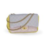 Chanel	 sac 2.55 en tissu côtelé et matelassé	 rabat gris	 rose devant et jaune sur les côtés