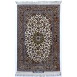 Tapis Ispahan	 Iran	 2ème moitié du XXe s.	 en laine et soie	 à petit médaillon central vert sur