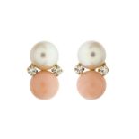 Paire de clous d'oreilles en or 750 sertie de&nbsp	billes de corail	&nbsp	perles de culture blanches