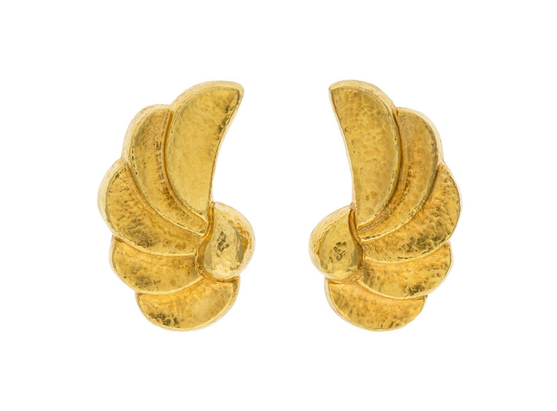 Lalaounis	 paire de clips d'oreilles en or 750 martelé à décor d'ailes stylisées	 signées	 25g