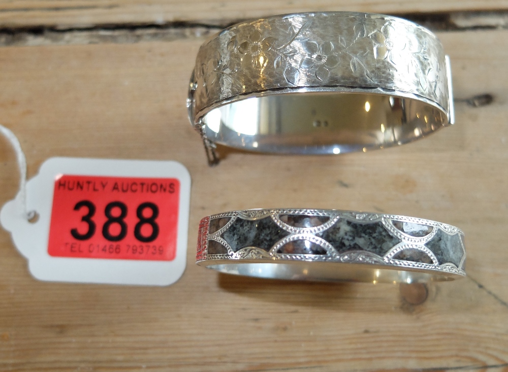 Pair of Silver Bangles one set with Granite Inlay.
Both bangles are in an very good order.
The one