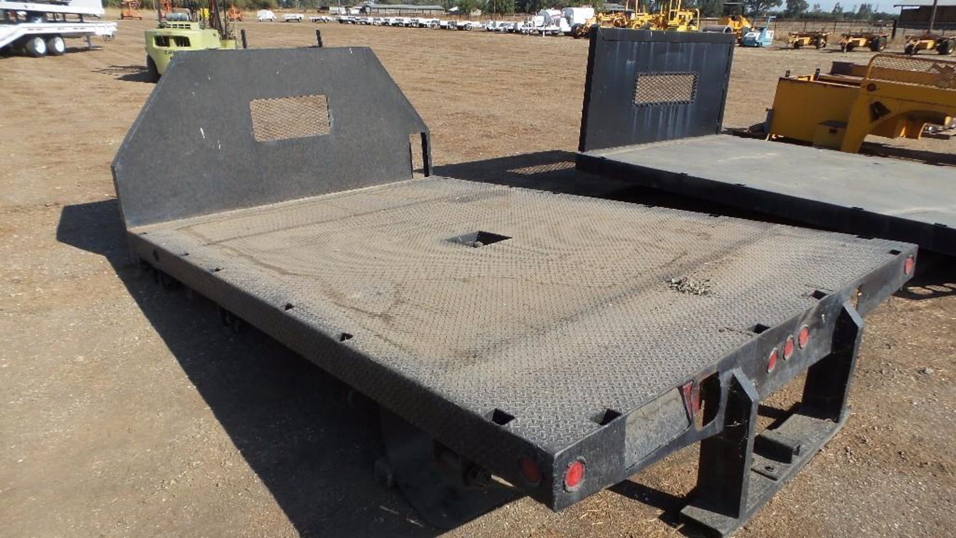 Diamond plate flat bed for truck 12' x 8' - Image 3 of 5