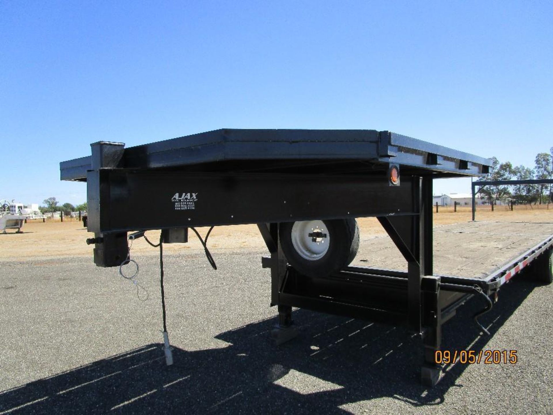 Wood Deck, Bottom 32', Top 8' GVWR 24,000 lbs. Equipped with: Stake Pockets Electric Brakes Tires - Image 6 of 8