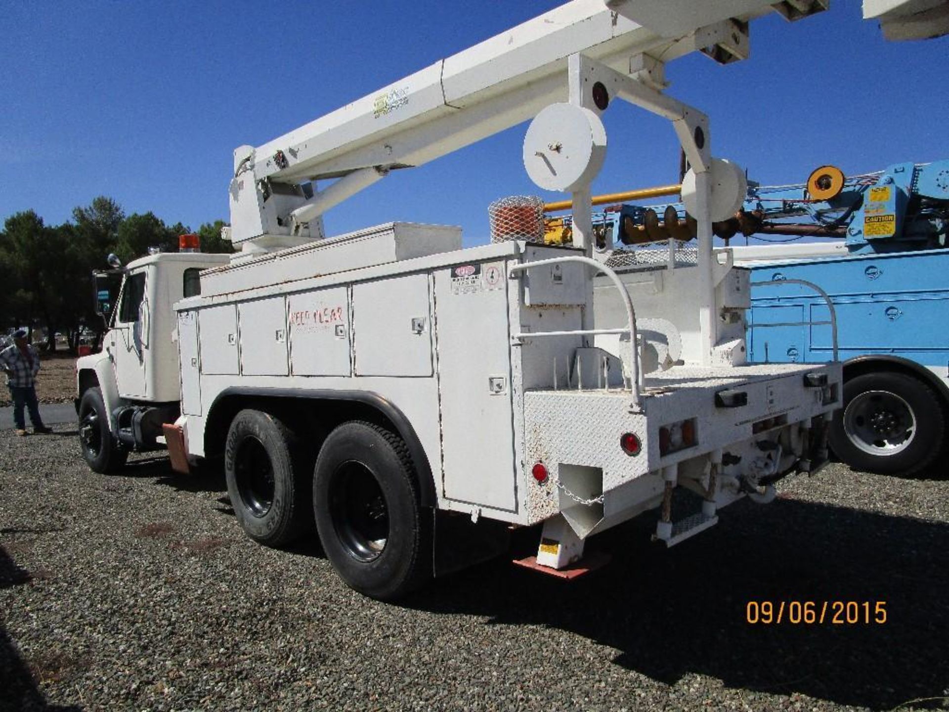 VIN 1HTLKTVR4FHA48391 LIC  20,000lb capacity with upper controls 62842 miles air brakes - Image 10 of 18