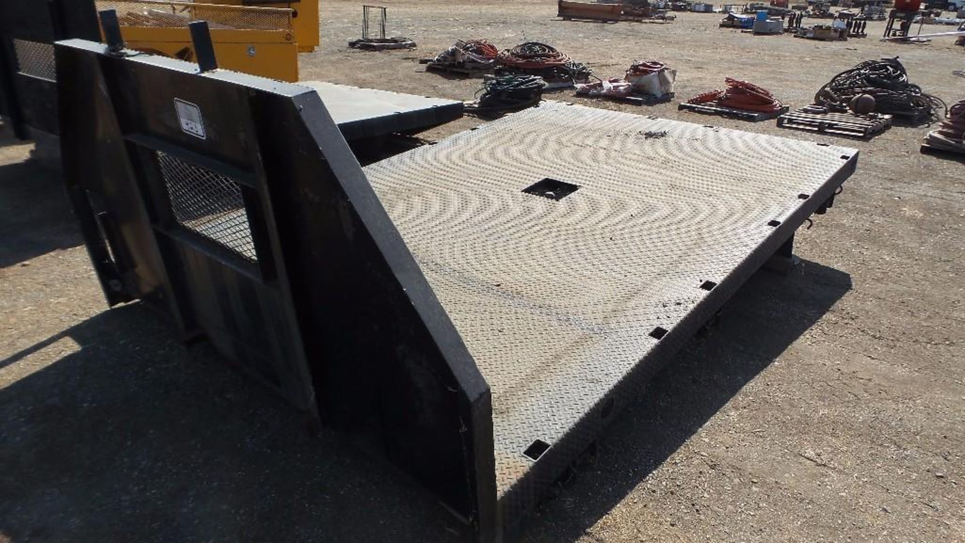 Diamond plate flat bed for truck 12' x 8' - Image 2 of 5