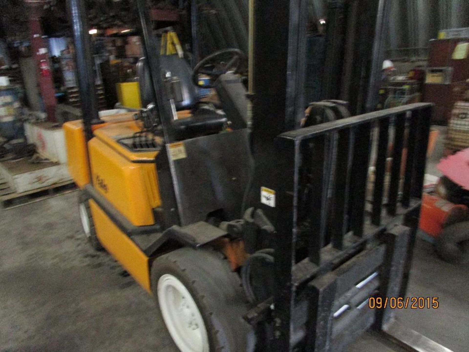 Gas forklift. Runs, drives and lifts. - Image 5 of 15