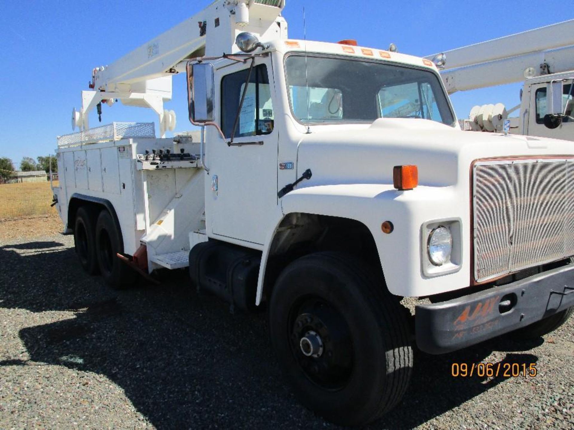 VIN 1HTLKTVR4FHA48391 LIC  20,000lb capacity with upper controls 62842 miles air brakes - Image 3 of 18