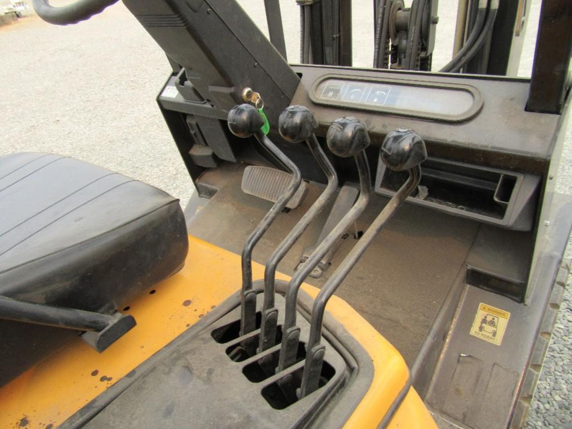 Gas forklift. Runs, drives and lifts. - Image 15 of 15