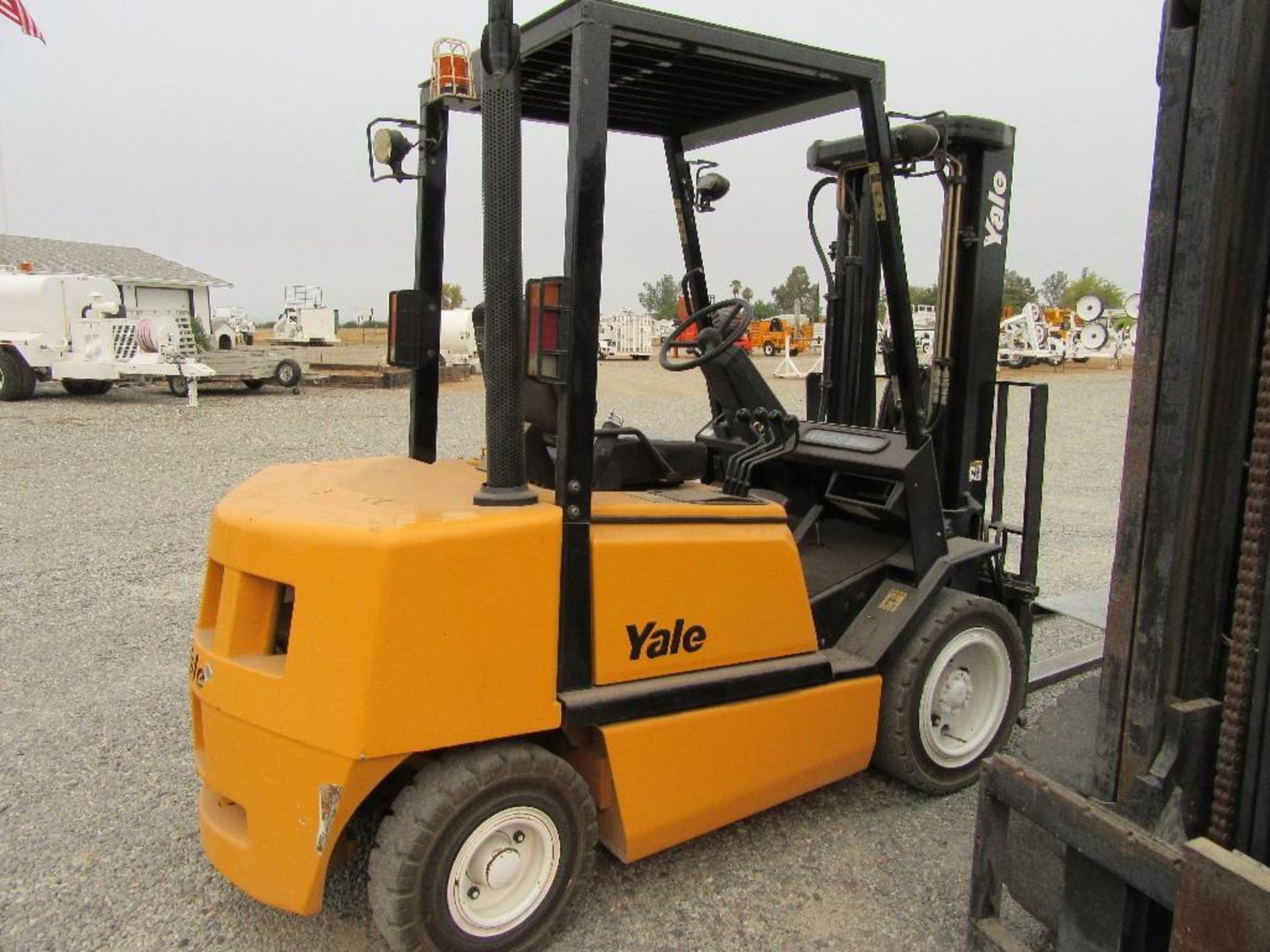 Gas forklift. Runs, drives and lifts. - Image 8 of 15