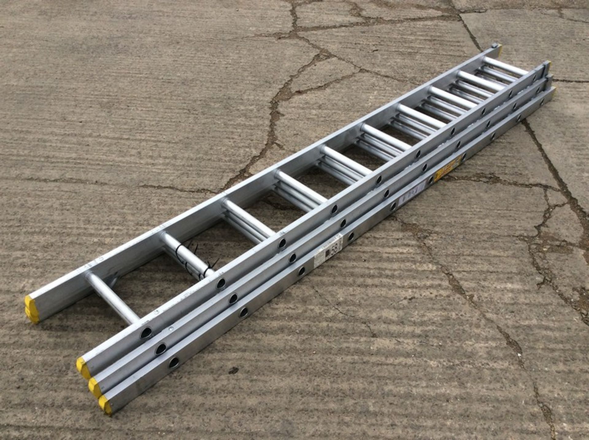 Lyte ELT330 6.85m 3 Section Trade Extension Ladder RRP £154.99 (located in Leckhampton, Cheltenham)