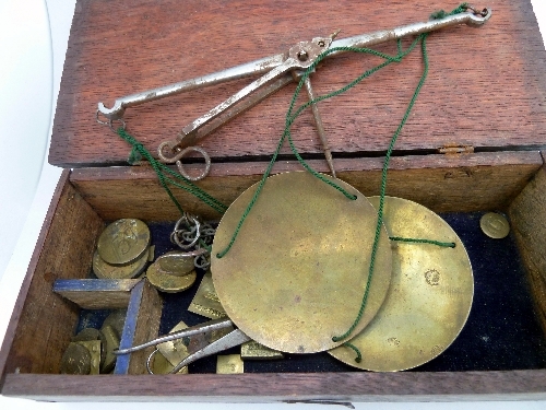 A set of scales and a set of balance sca - Image 5 of 6