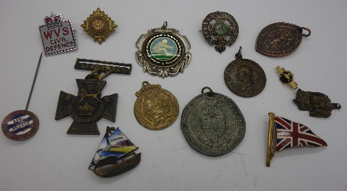 A silver Rifle Brigade badge, enamel badges, a replica VC, etc.