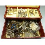 A jewellery box and contents, weight including box 1.