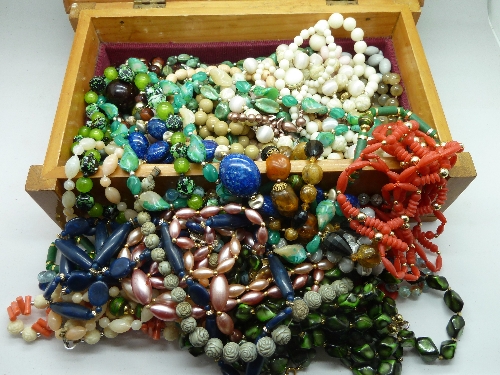 Costume necklaces, weight with box 1.