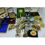 Costume brooches, studs, cufflinks, etc.