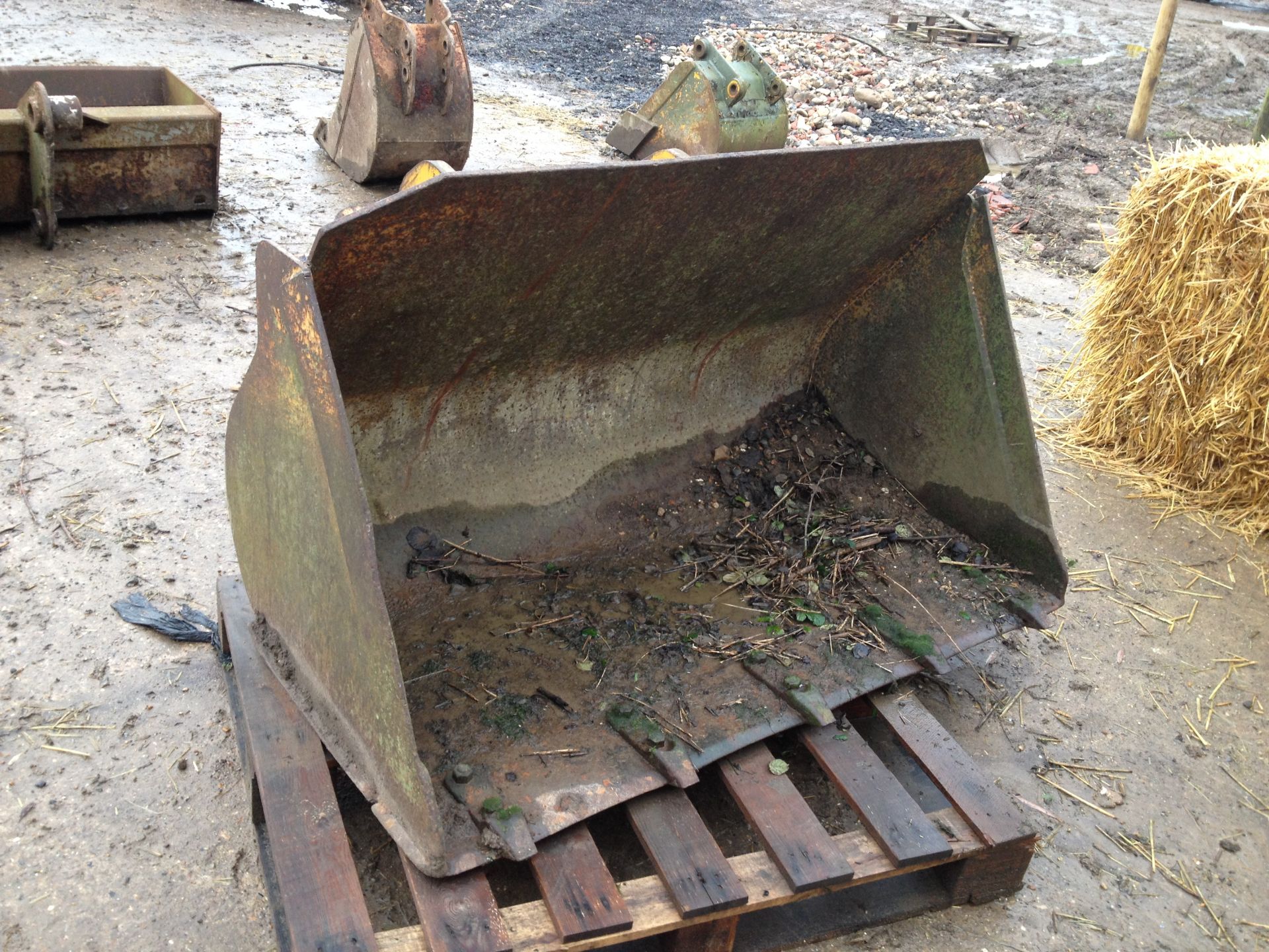 Dirt bucket c/w Caterpillar brackets