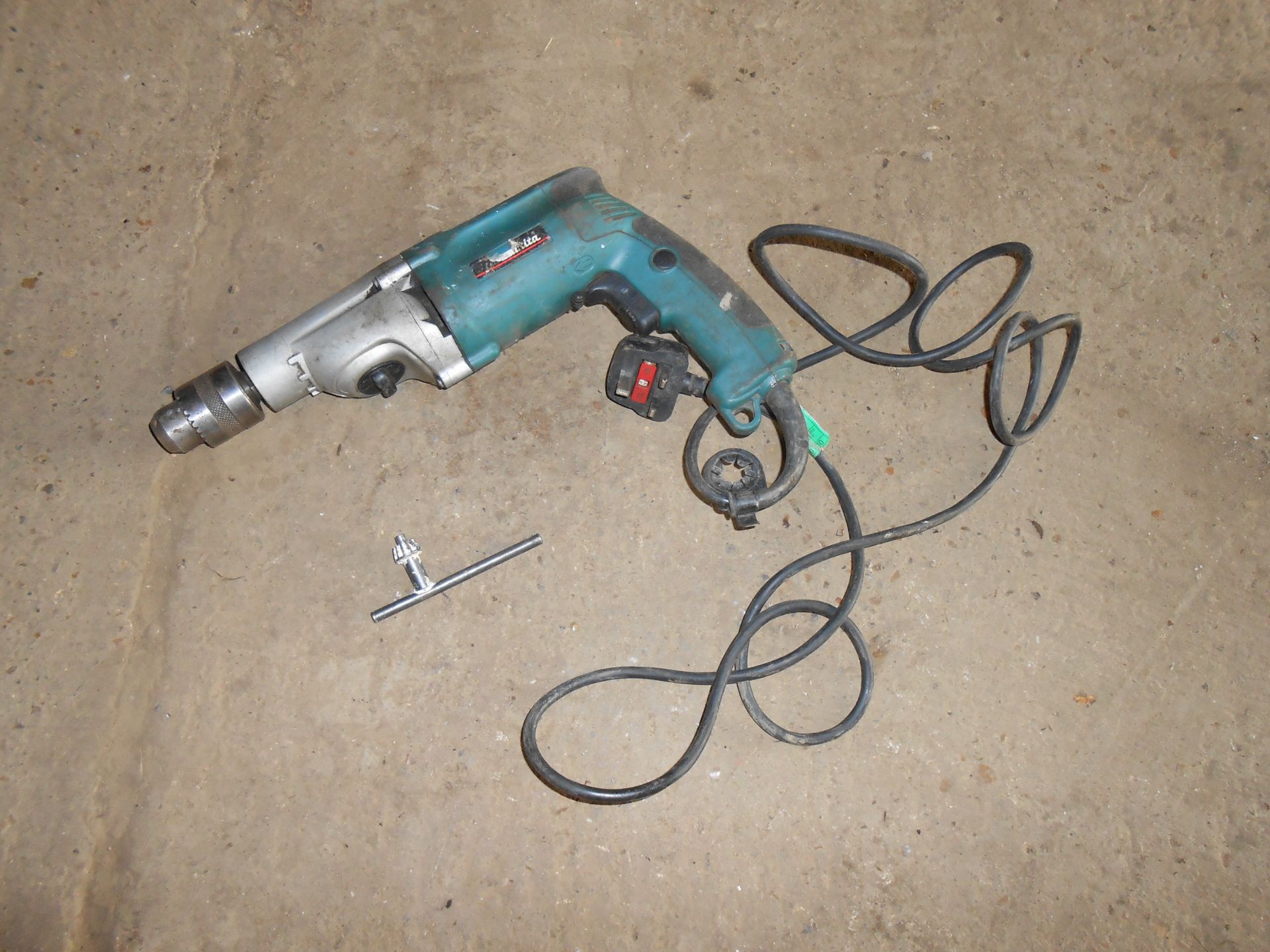 Makita HP2050 power drill