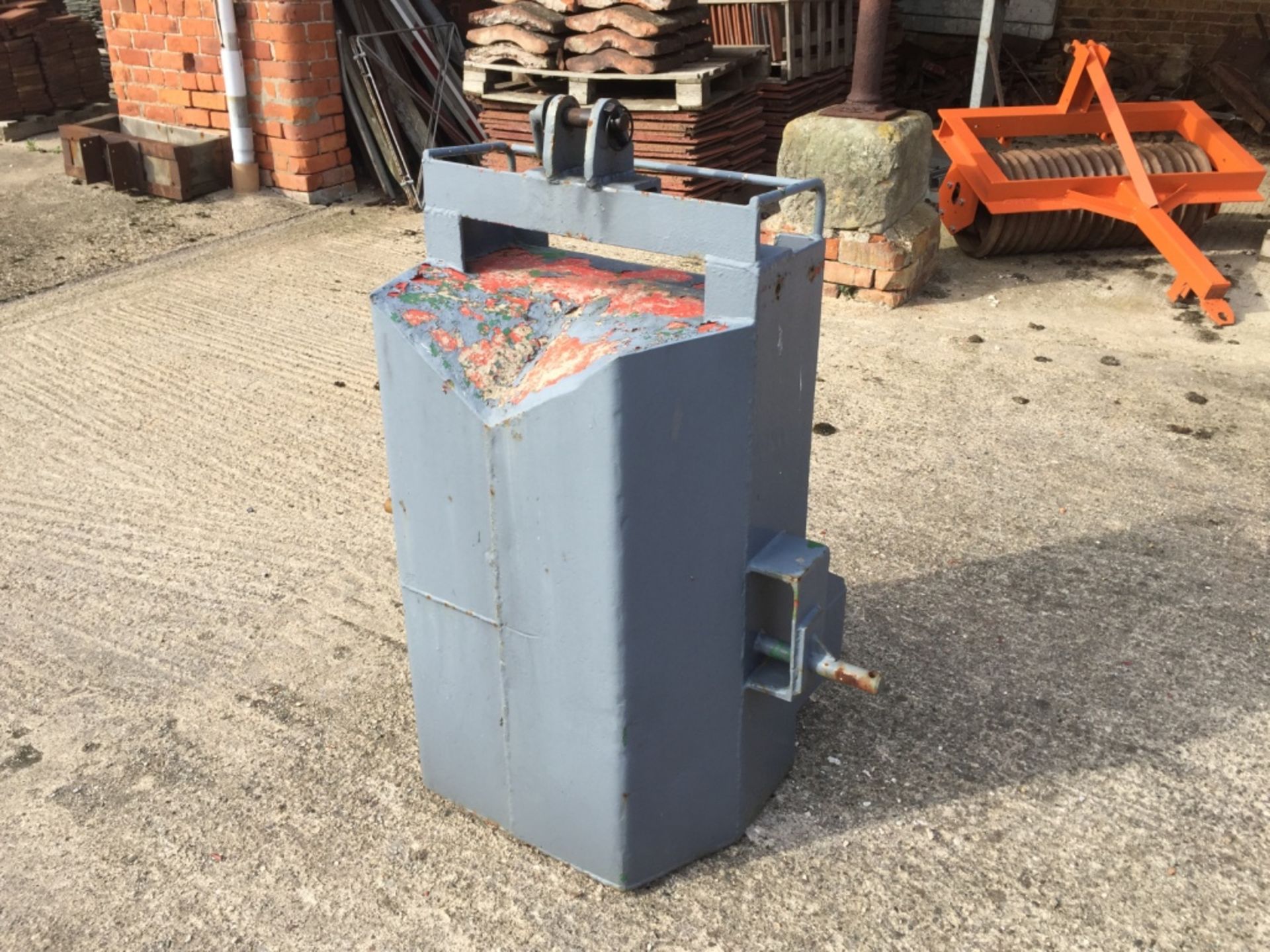 Farmer made- Welded Front weight filled with concrete 800kg Location Driffield, - Image 3 of 4