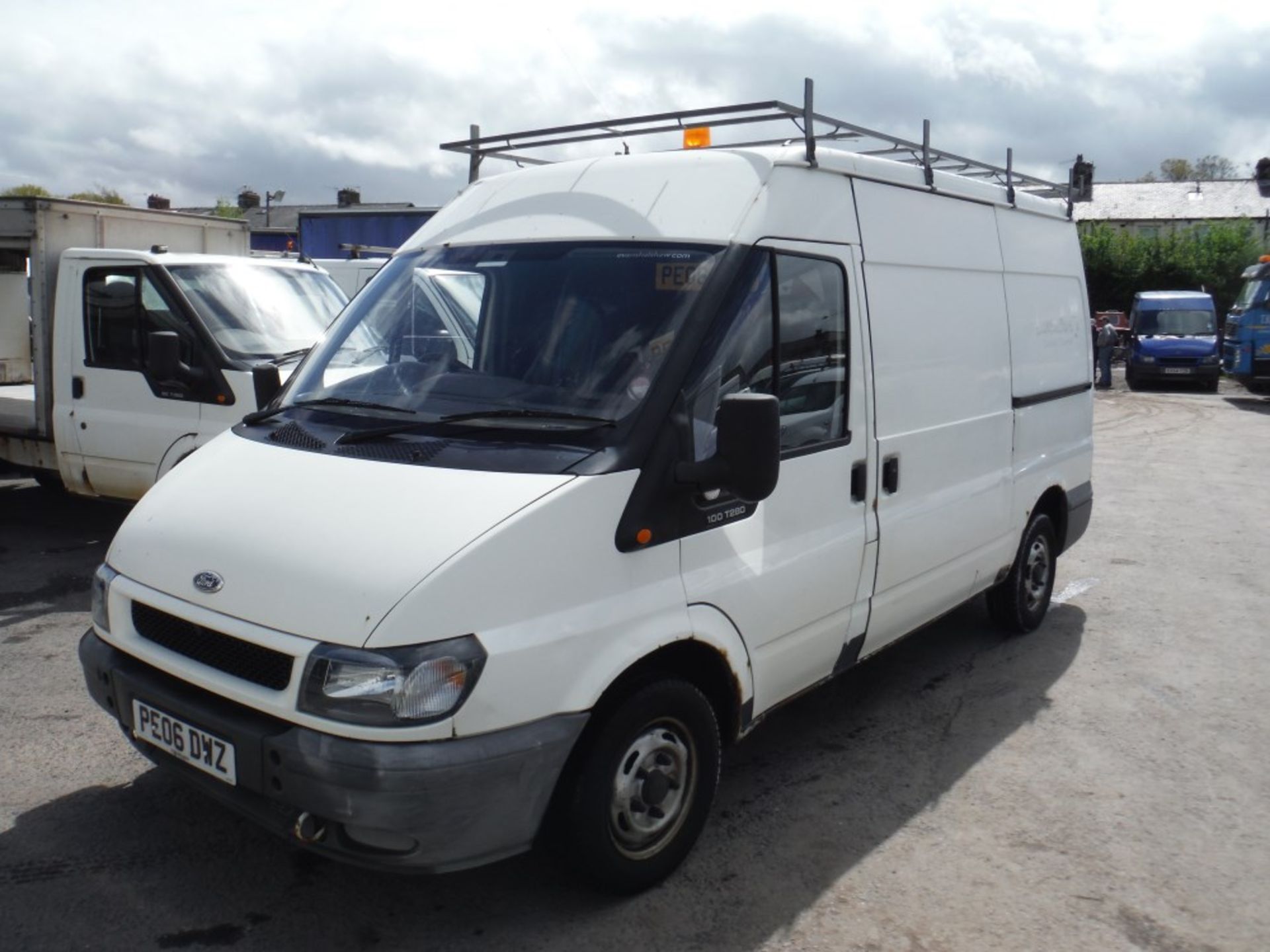 06 reg FORD TRANSIT 280 MWB DIESEL VAN, 1ST REG 03/06, 106042M, V5 HERE, 1 OWNER FROM NEW (DIRECT - Image 2 of 5