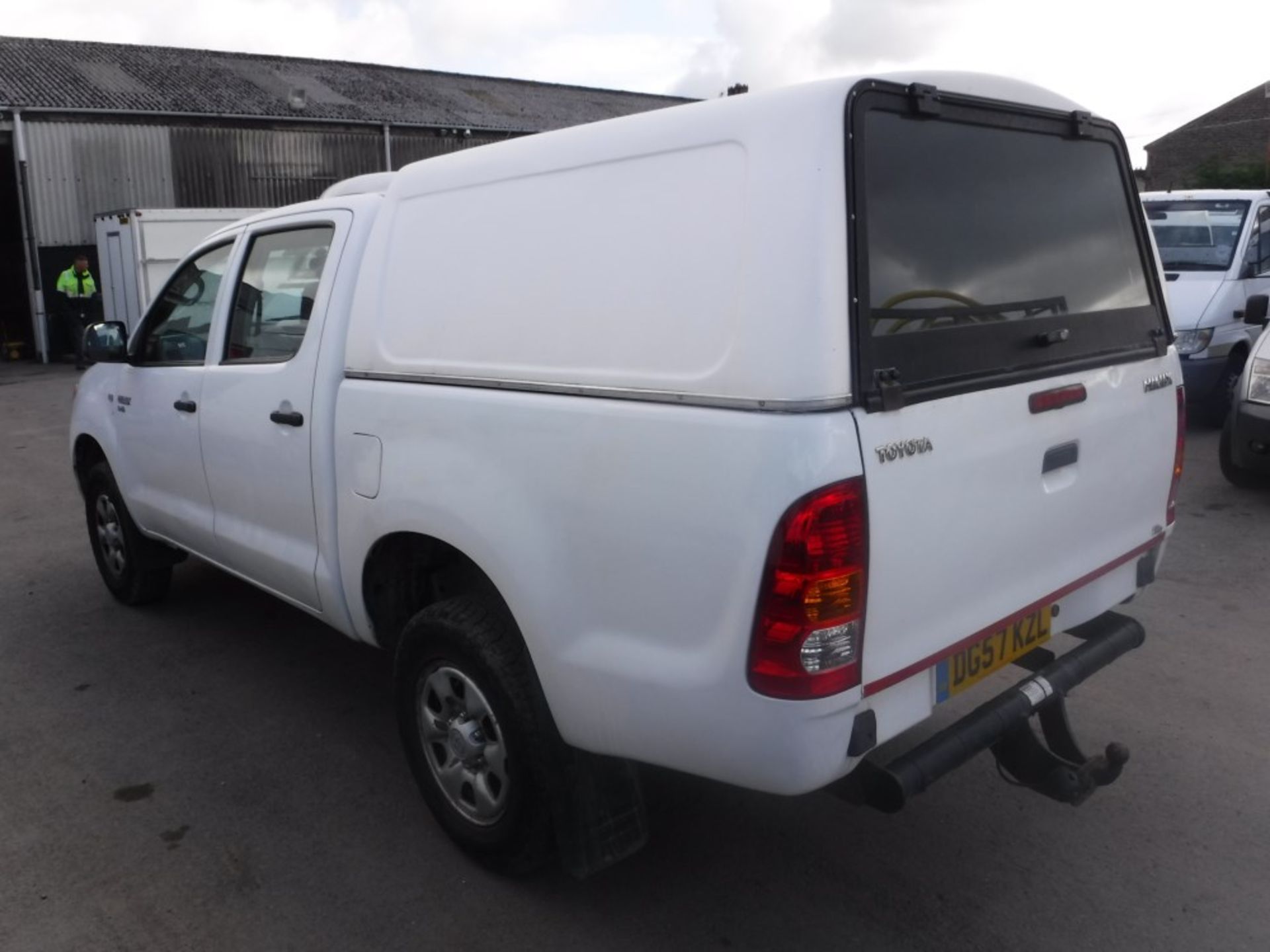 57 reg TOYOTA HILUX HL2 D-4D 4X4 DOUBLE CAB WITH CANOPY, 1ST REG 09/07, TEST 08/15, 121325M NOT - Image 3 of 5