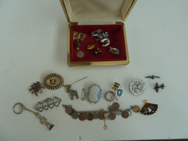 A box of jewellery to include several brooches, a coin bracelet, an Arita brooch, a dog brooch,