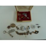 A box of jewellery to include several brooches, a coin bracelet, an Arita brooch, a dog brooch,