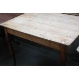 A Victorian pine kitchen table on turned legs 117cmW x 84cmD x 77cmW