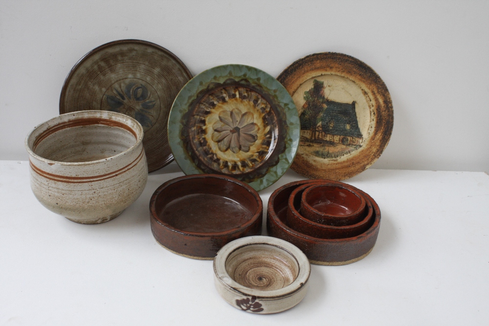 A collection of Art Pottery plates and dishes (9)