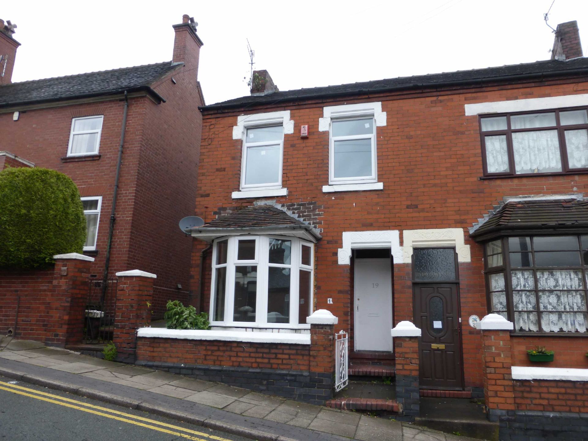19 Eaton Street, Hanley, Stoke-on-Trent, Staffordshire, ST1 2DQ
 
Semi-detached house
Four